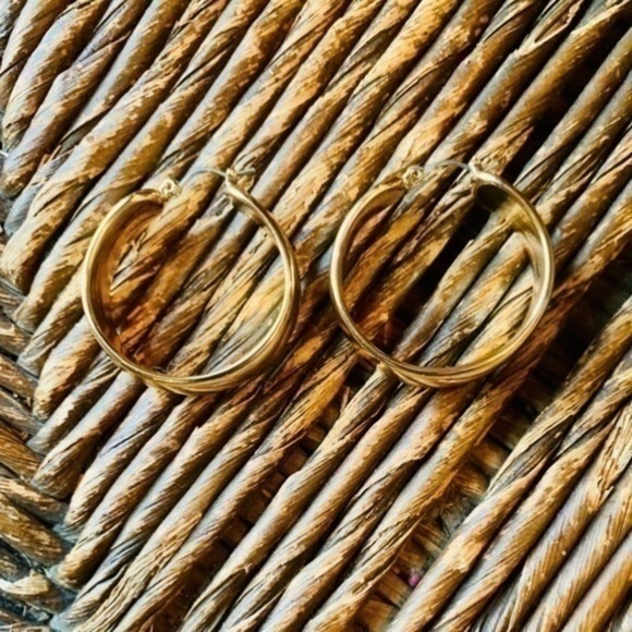 ✨✨Chunky Gold Tone Hoops ✨✨ - Picture 4 of 9